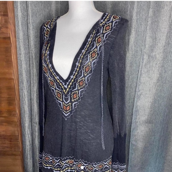 Urban Outfitters Beachy Flare Sleeve top with embroidery - Picture 2 of 4